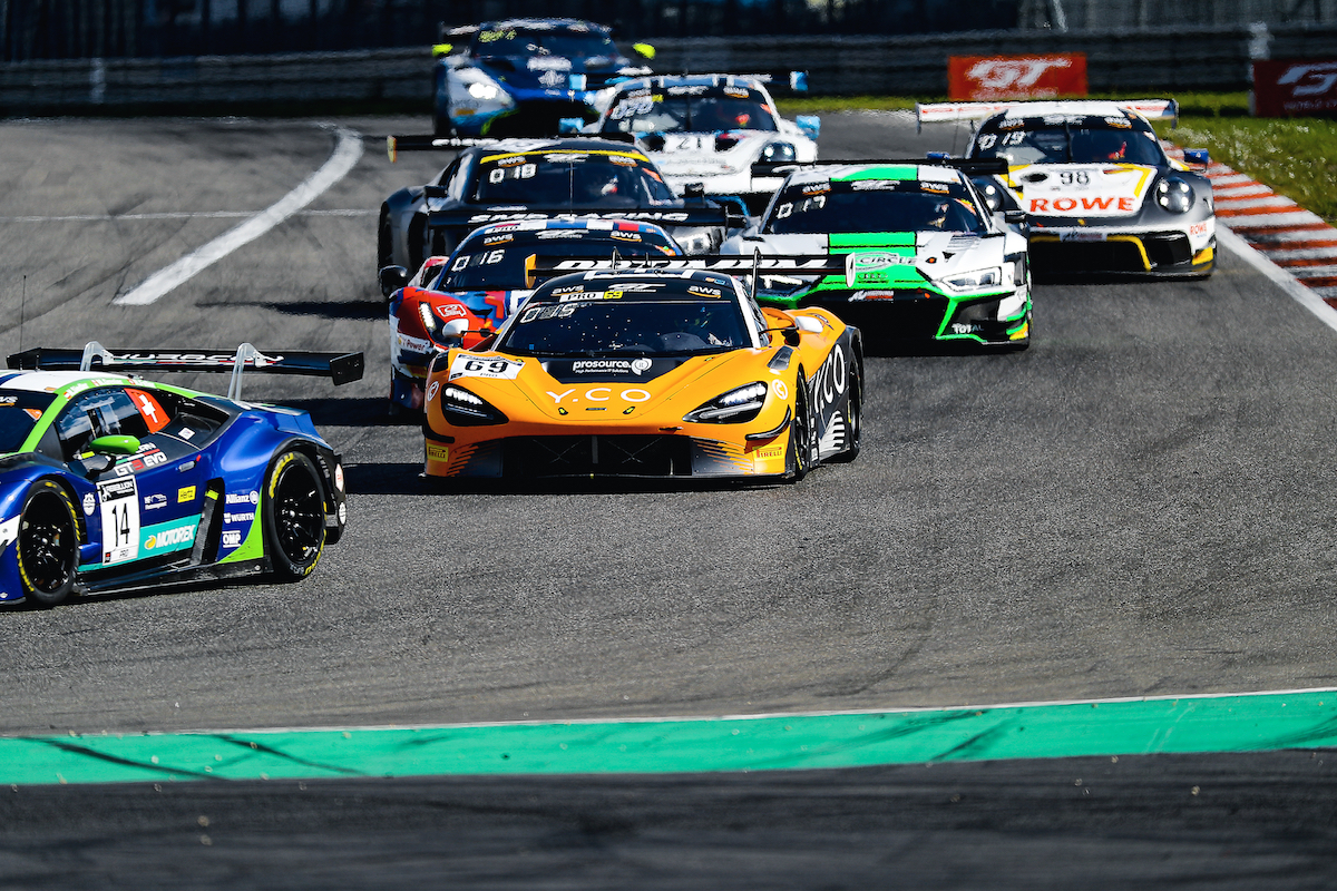 Wilkinson_survives_Nurburgring_start-web